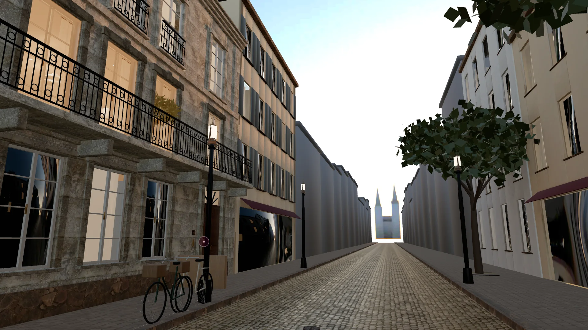 La rue au coucher du soleil : un immeuble en pierre claire, balcons en fer forgé, lampadaires allumés.